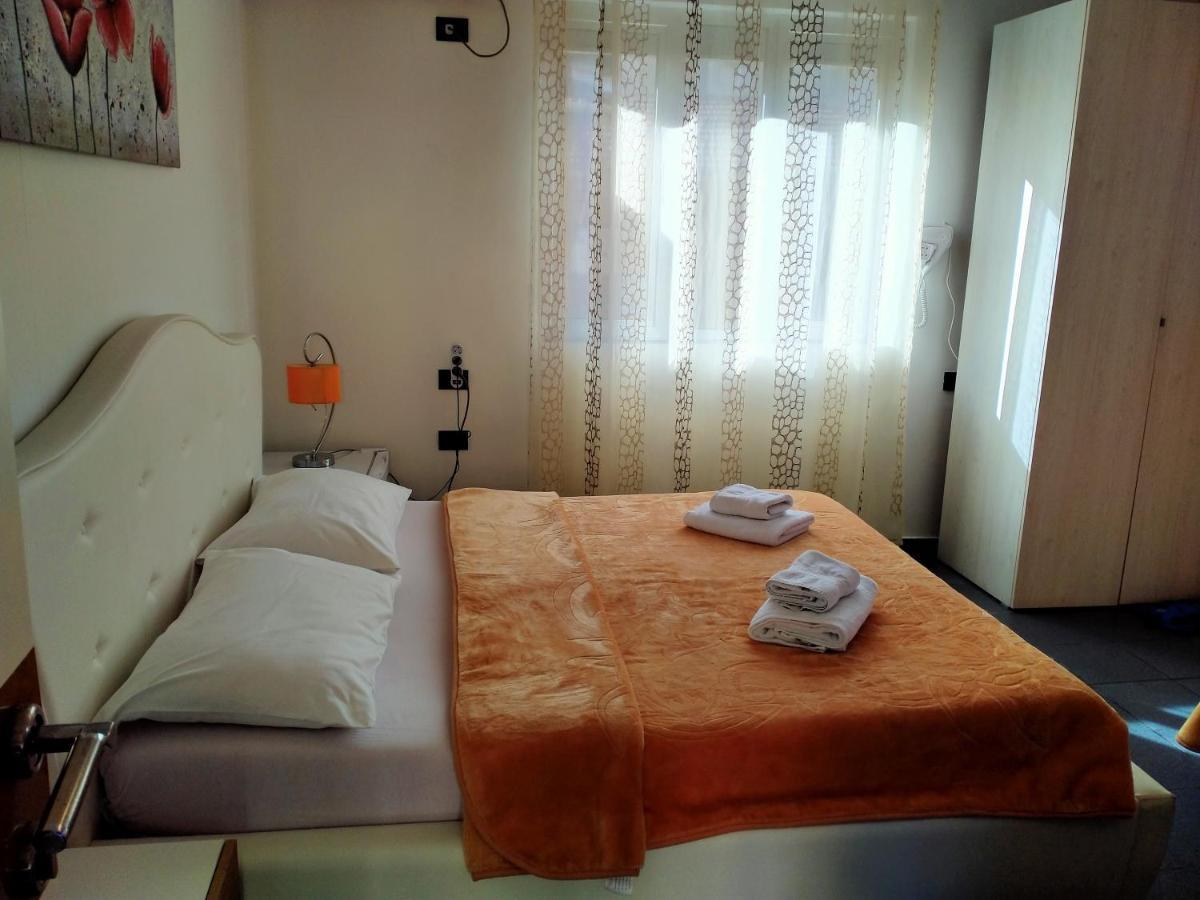 Orange Villa Hotel Tirana Værelse billede