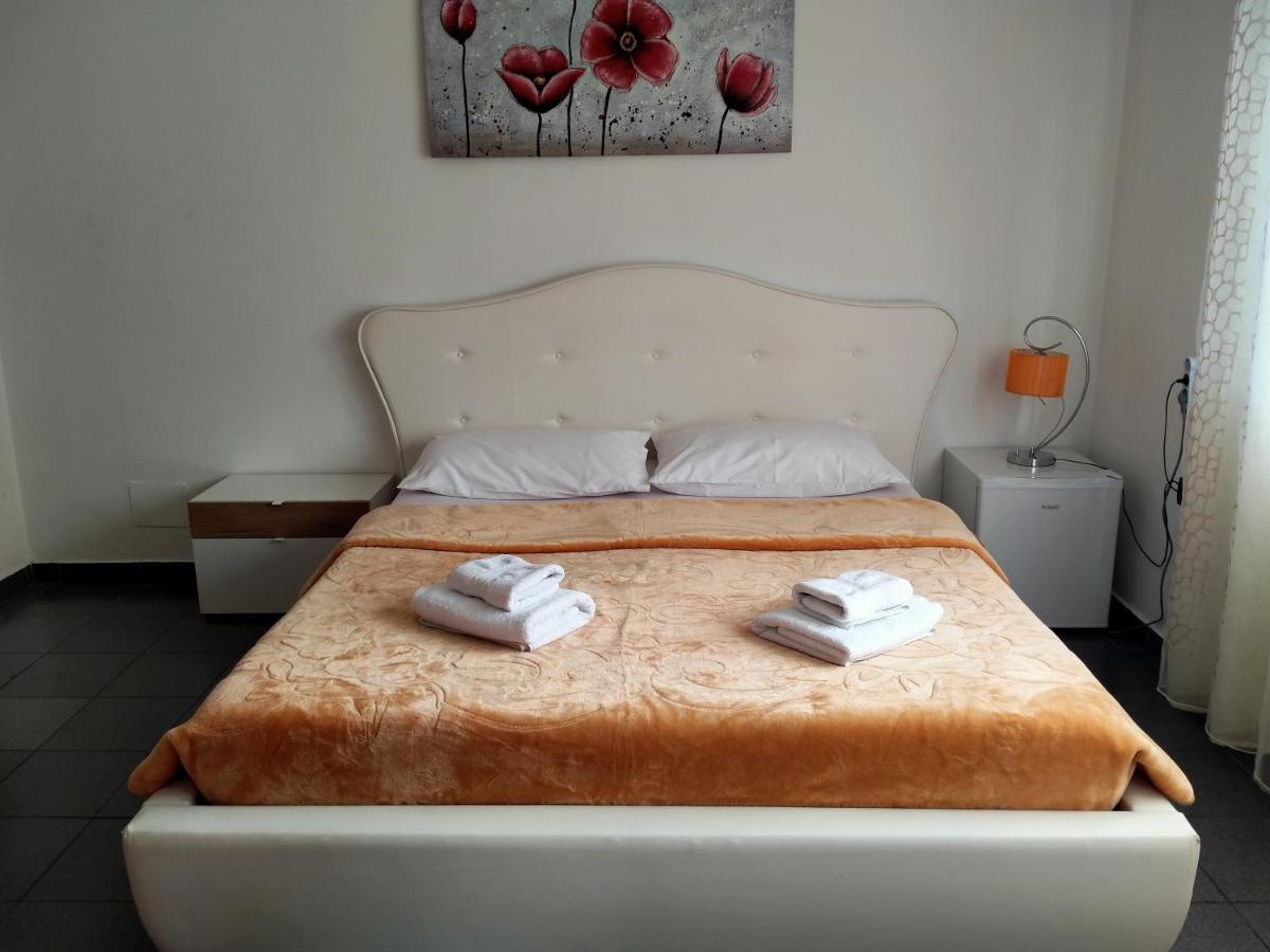 Orange Villa Hotel Tirana Værelse billede